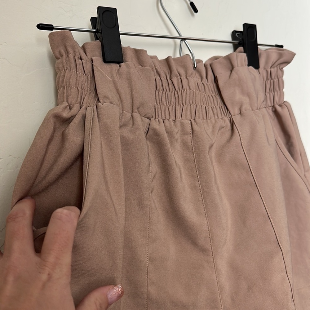 Beige shorts - Picture 2 of 3